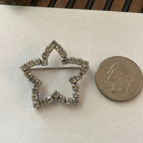 Avon vintage star pin in excellent used condition faux diamonds and silver tone - Picture 1 of 3